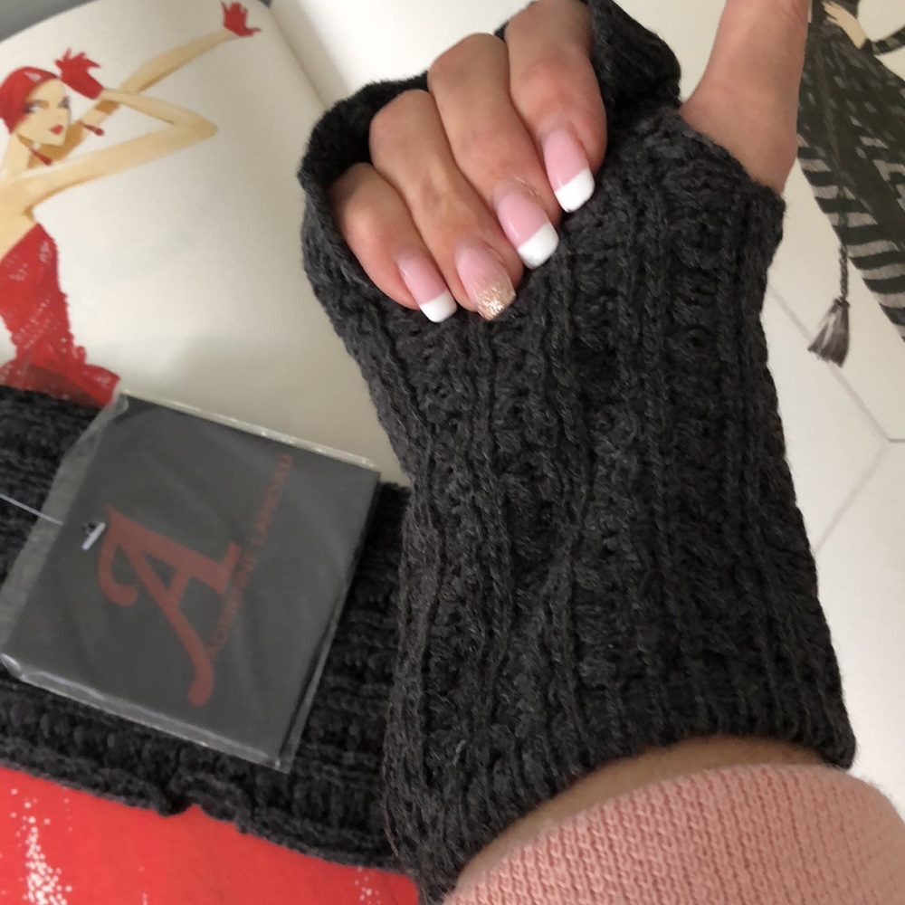 Adrienne Landau knit fingerless gloves One size charcoal in colour.
